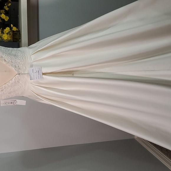 Wedding dress, David's Bridal, NWT. Size 6. Ivory lace and satin. Low V back. - Picture 8 of 16